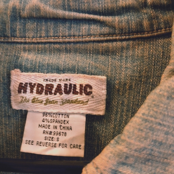 Womens jean look jacket by hydraulic.. size small.. worn once.. cotton/spandex.. - Picture 2 of 8
